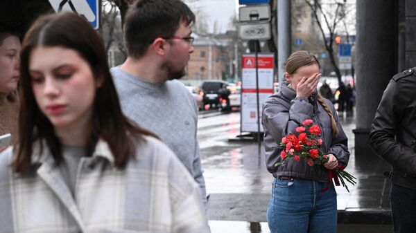  Người dân bày tỏ lòng thương tiếc tại đài tưởng niệm tạm thời trước Đại sứ quán Nga ở Yerevan - Sputnik Việt Nam