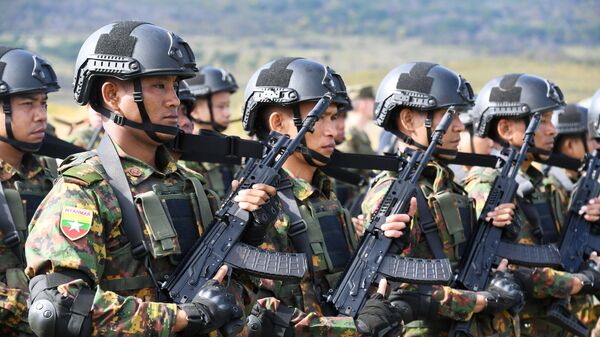Quân nhân của Lực lượng vũ trang Myanmar tại lễ khai mạc cuộc tập trận chung chống khủng bố quốc tế với sự tham gia của quân nhân Nga, các nước ASEAN và các đối tác theo hình thức AMMA Plus tại thao trường Sergeevsky thuộc Quân khu phía Đông ở Lãnh thổ Primorsky - Sputnik Việt Nam