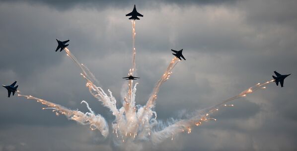 Màn biểu diễn nhào lộn trên không của phi đội &quot;Hiệp sĩ Nga&quot; trên máy bay Su-27 tại chặng thi đấu toàn Nga của cuộc thi quốc tế &quot;Aviadarts-2015&quot; ở Voronezh - Sputnik Việt Nam