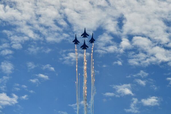 Thành viên của đội nhào lộn trên không Hiệp sĩ Nga (Su-35S) trong chương trình bay khai mạc diễn đàn kỹ thuật quân sự quốc tế Army-2022 - Sputnik Việt Nam