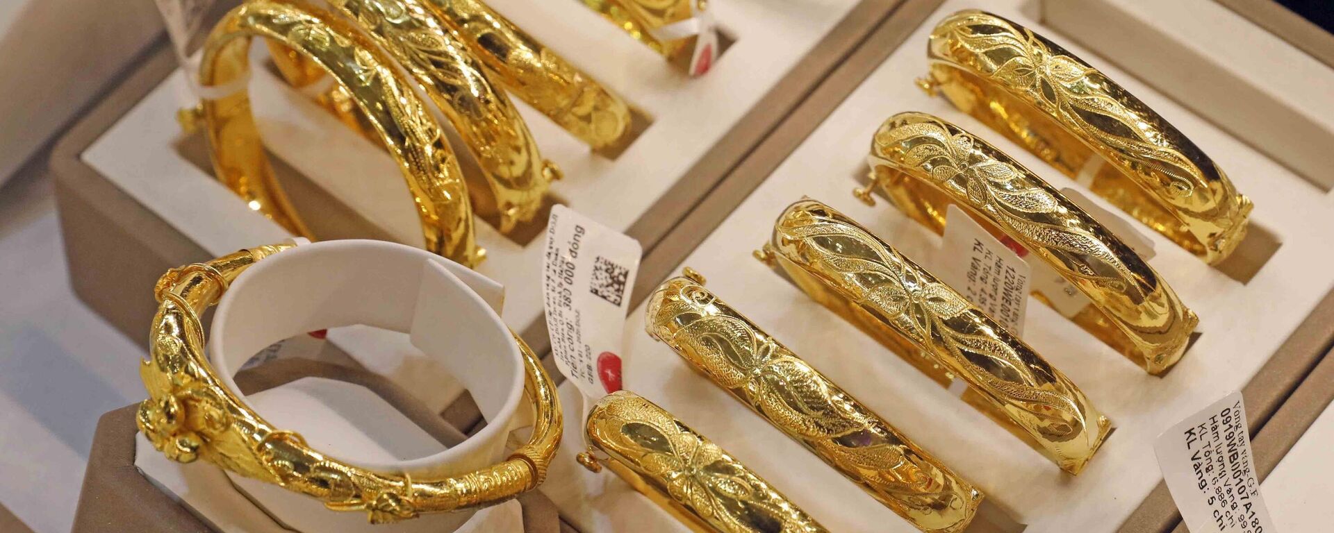 Vàng trang sức được bày bán tại một cửa hàng kinh doanh vàng Bảo Tín Minh Châu. - Sputnik Việt Nam, 1920, 07.06.2024