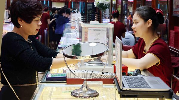Người dân mua bán vàng tại một cửa hàng kinh doanh vàng Bảo Tín Minh Châu. - Sputnik Việt Nam