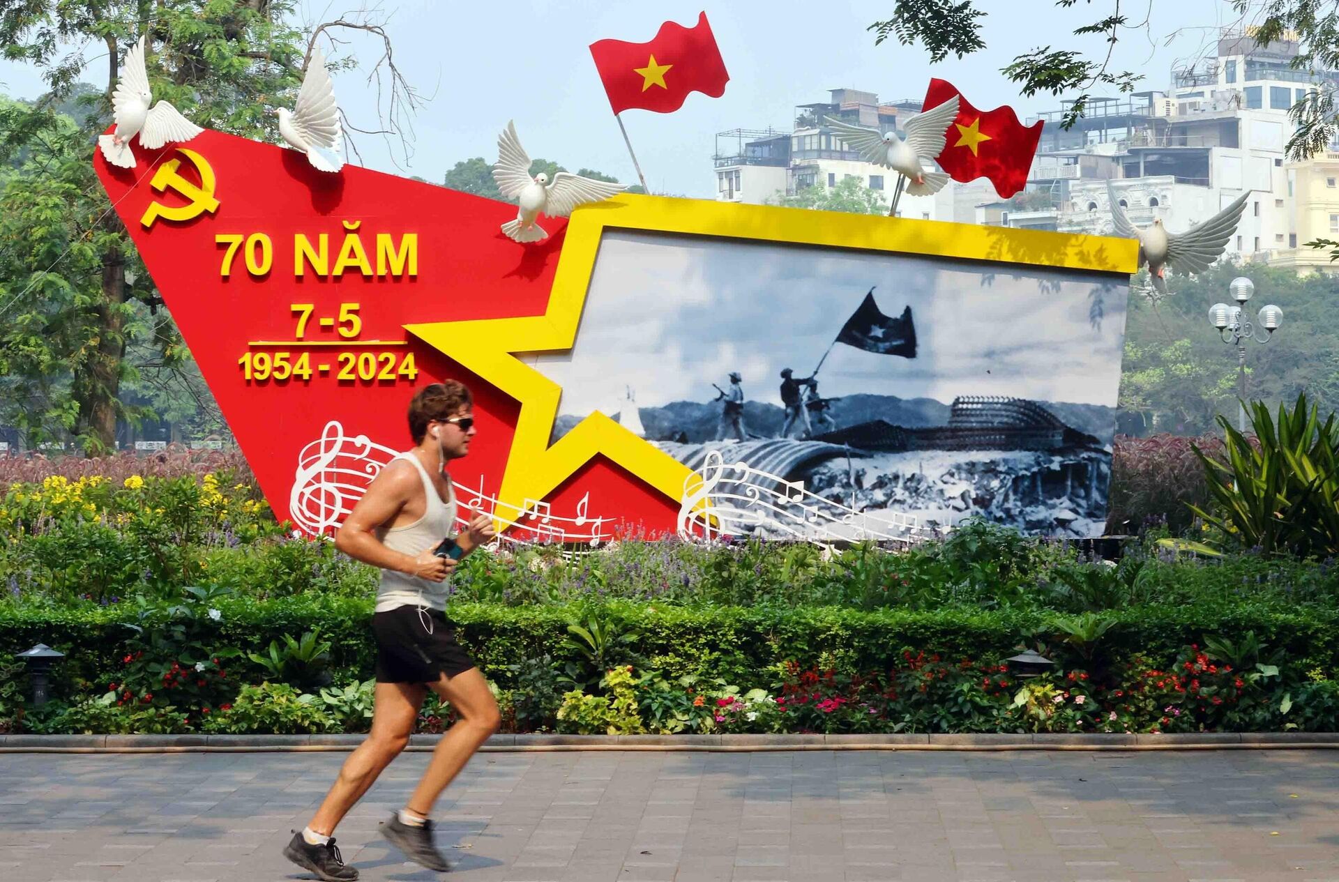 Hà Nội rực rỡ chào mừng 49 năm Ngày Giải phóng miền Nam, thống nhất đất nước - Sputnik Việt Nam, 1920, 25.06.2024
