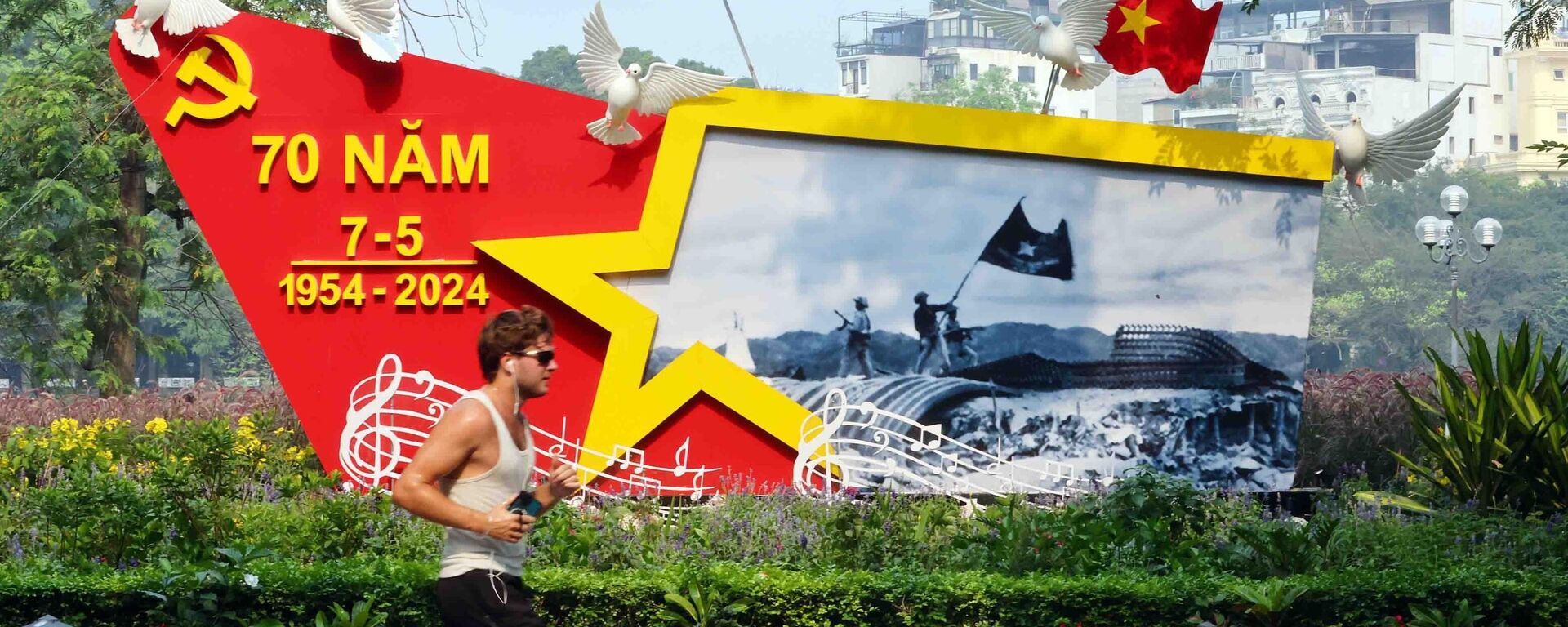 Hà Nội rực rỡ chào mừng 49 năm Ngày Giải phóng miền Nam, thống nhất đất nước - Sputnik Việt Nam, 1920, 15.05.2024