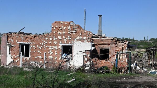 Tòa nhà dân cư bị hư hại do pháo kích ở làng Liman 1, tỉnh Kharkov - Sputnik Việt Nam