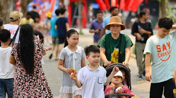 Hà Nội: Phố đi bộ hồ Gươm vẫn đông đúc trong ngày nóng bức - Sputnik Việt Nam