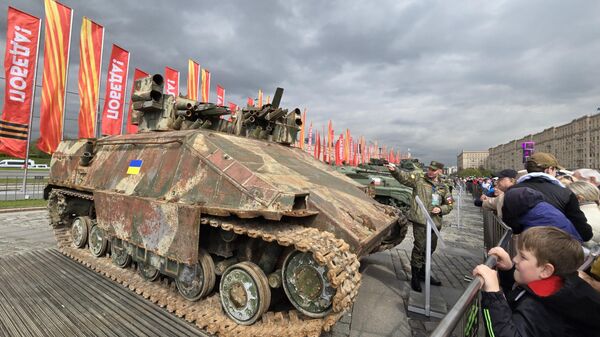 Triển lãm vũ khí và thiết bị quân sự - chiến lợi phẩm của quân đội Nga trong khuôn khổ Chiến dịch quân sự đặc biệt đã khai mạc tại Công viên Chiến thắng trên Đồi Poklonnaya - Sputnik Việt Nam