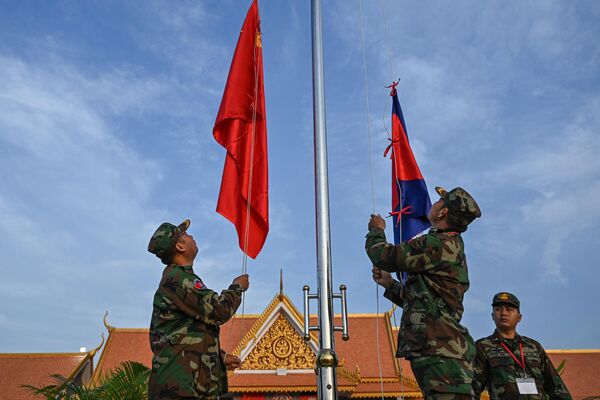 Cờ Trung Quốc và Campuchia được kéo lên tại cuộc tập trận chung - Sputnik Việt Nam