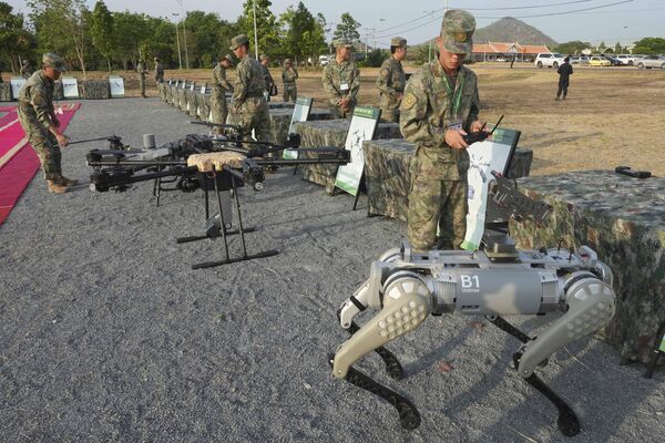Chó robot và các khí tài quân sự trong cuộc tập trận chung của Trung Quốc và Campuchia - Sputnik Việt Nam