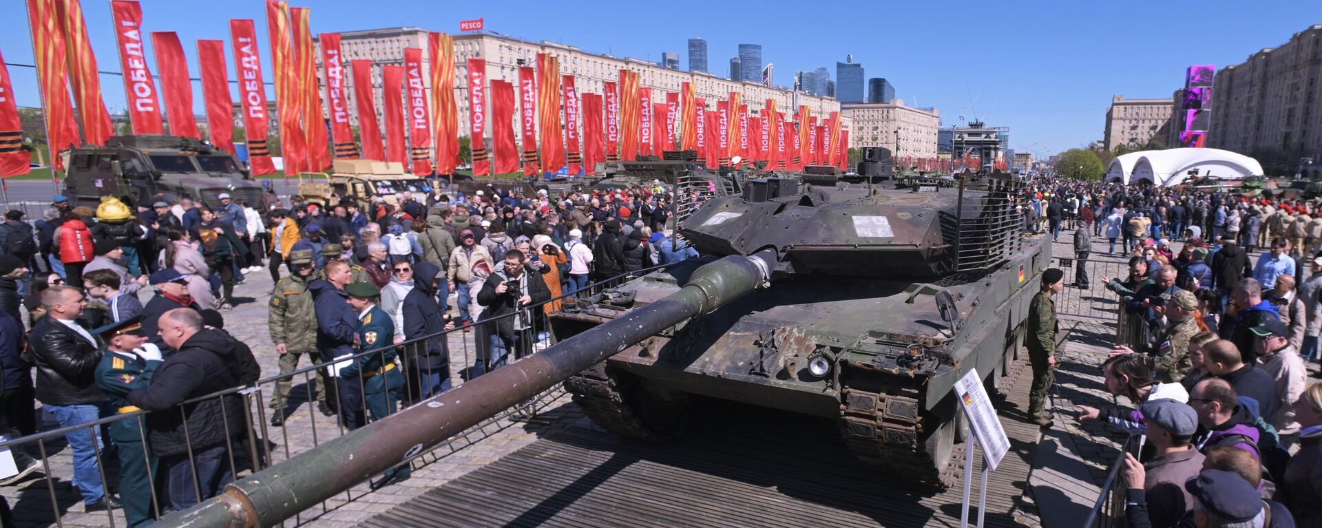 Các xe bọc thép của Mỹ bị quân đội Nga thu giữ trong cuộc chiến ở Ukraina được trưng bày tại Matxcơva - Sputnik Việt Nam, 1920, 19.05.2024