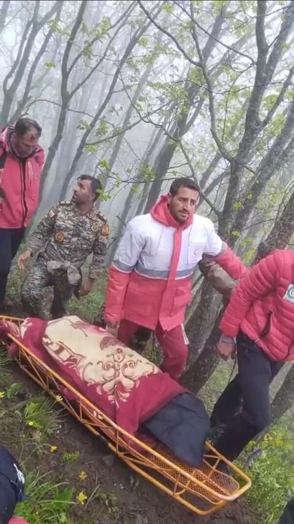 Đưa thi thể những người thiệt mạng ra khỏi hiện trường vụ tai nạn máy bay trực thăng của Tổng thống Iran Seyyed Ebrahim Raisi - Sputnik Việt Nam
