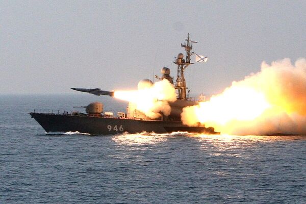Cuộc phóng tên lửa chống hạm siêu thanh «Moskit» từ tàu tên lửa trong thời gian cuộc tập trận của tàu tên lửa Cận vệ thực hiện vụ phóng tên lửa chống hạm siêu thanh &quot;Moskit&quot; và thao diễn pháo binh ở Biển Nhật Bản - Sputnik Việt Nam