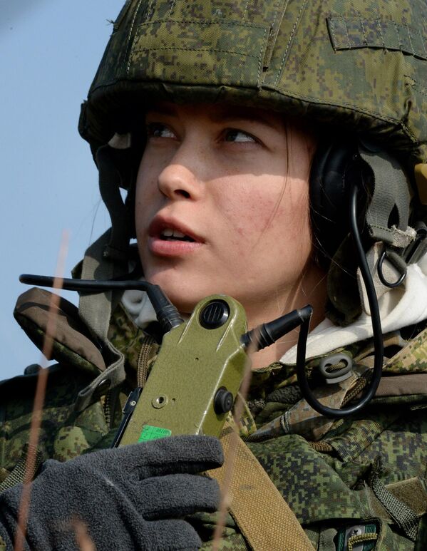 Nữ tín hiệu viên của đơn vị Thủy quân lục chiến - Sputnik Việt Nam