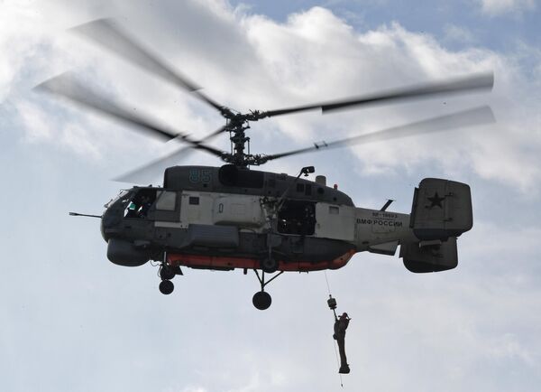 Chiếc máy bay trực thăng tìm kiếm-cứu hộ Ka-27 PS nâng một hình nộm lên khoang khi thực hành nhiệm vụ giải cứu nạn nhân trong chuyến bay huấn luyện tại căn cứ đồn trú hàng không Nikolaevka của Hạm đội Thái Bình Dương ở Lãnh thổ Primorsky - Sputnik Việt Nam