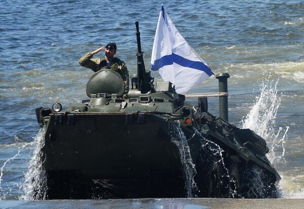 Cuộc đổ bộ trên BTR-80 trong buổi diễn tập chuẩn bị cho lễ duyệt binh của các tàu chiến và lễ hội thể thao quân sự kỷ niệm Ngày Hải quân Nga ở Vladivostok - Sputnik Việt Nam