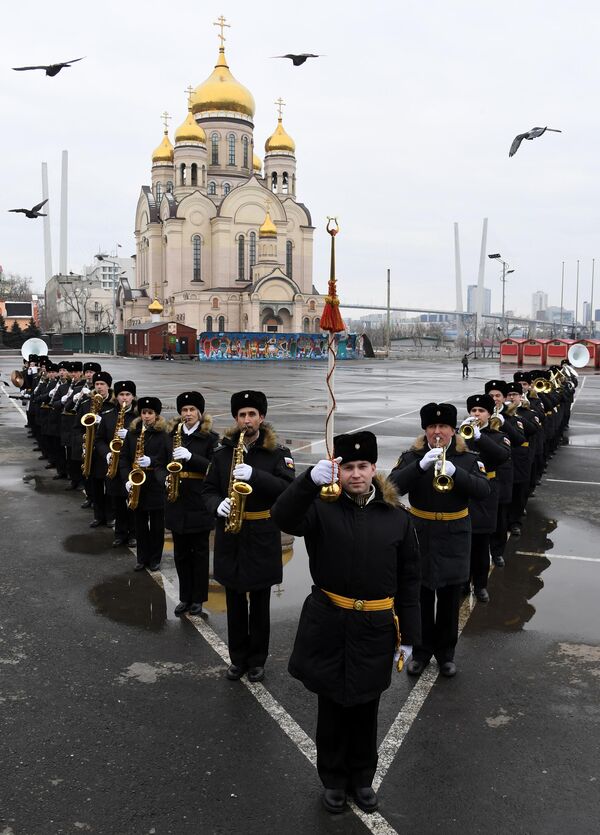 Nhạc công của dàn nhạc quân sự Hạm đội Thái Bình Dương tại buổi mít tinh ủng hộ quân đội Nga tham gia chiến dịch đặc biệt trên lãnh thổ Ukraina - Sputnik Việt Nam