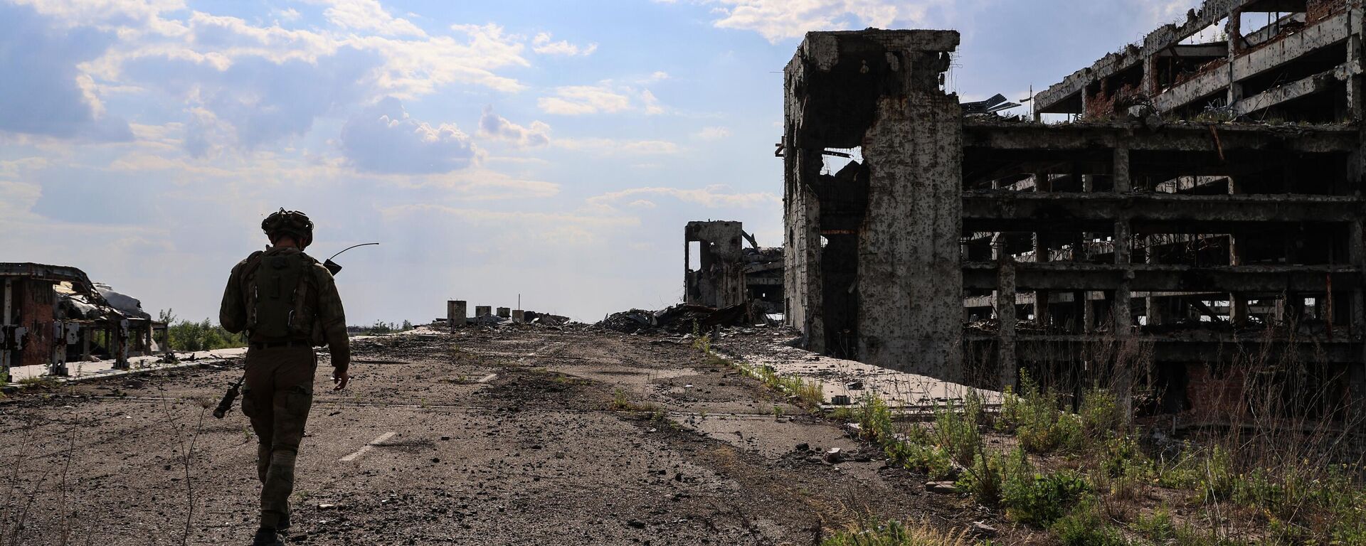 Quân nhân Lực lượng vũ trang DNR trên lãnh thổ sân bay Donetsk bị phá hủy - Sputnik Việt Nam, 1920, 22.05.2024
