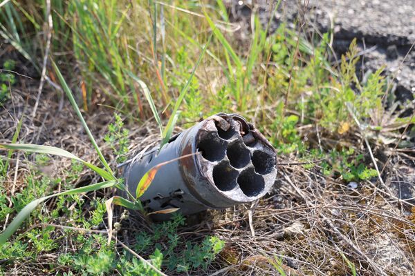 Quân nhân Lực lượng vũ trang DNR trên lãnh thổ sân bay Donetsk bị phá hủy - Sputnik Việt Nam