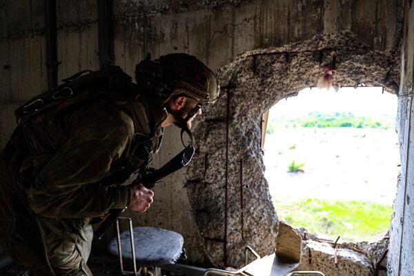 Quân nhân Lực lượng vũ trang DNR trên lãnh thổ sân bay Donetsk bị phá hủy - Sputnik Việt Nam