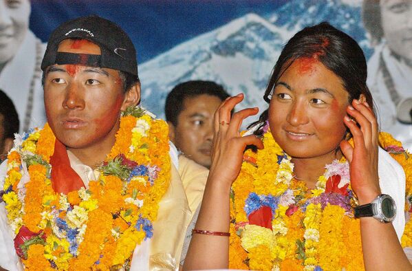 Nhà leo núi Moni Mulepati và Sherpa Pemba Dorje sau khi trở về sau chuyến thám hiểm Everest ở Kathmandu - Sputnik Việt Nam