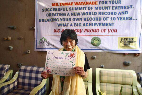 Người phụ nữ lớn tuổi nhất leo lên đỉnh Everest - Sputnik Việt Nam