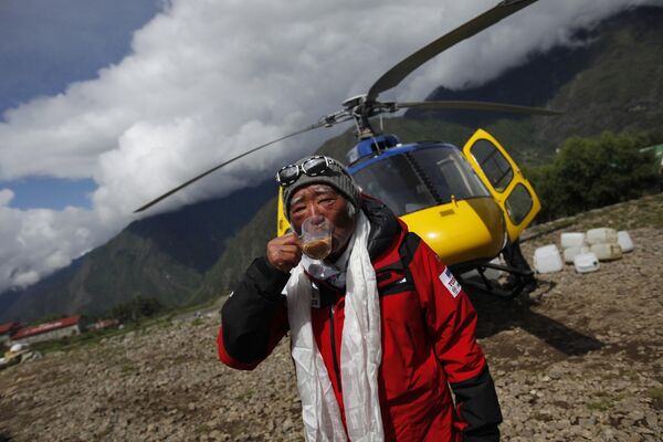 Nhà leo núi lớn tuổi nhất leo lên đỉnh Everest - Sputnik Việt Nam
