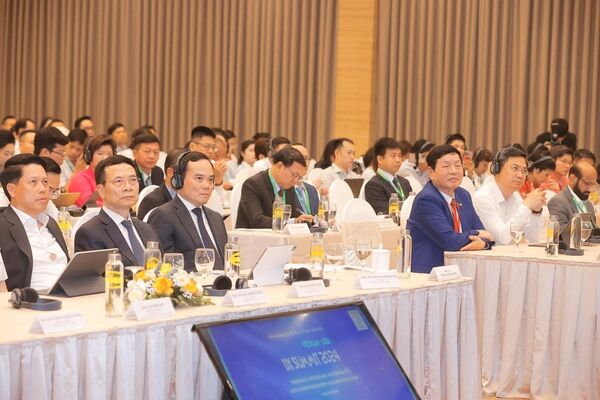 Phó thủ tướng Trần Lưu Quang và các đại biểu tham dự diễn đàn.

 - Sputnik Việt Nam
