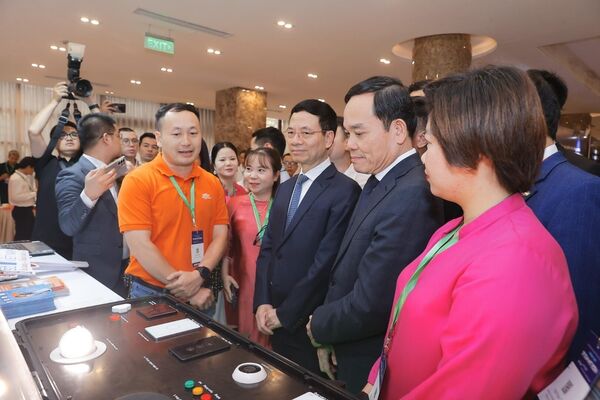 Đại biểu tham quan triển lãm sản phẩm công nghệ tại diễn đàn. Ảnh: Minh Quyết - TTXVN

 - Sputnik Việt Nam