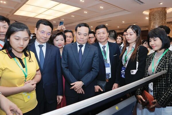 Đại biểu tham quan triển lãm sản phẩm công nghệ tại diễn đàn. 

 - Sputnik Việt Nam