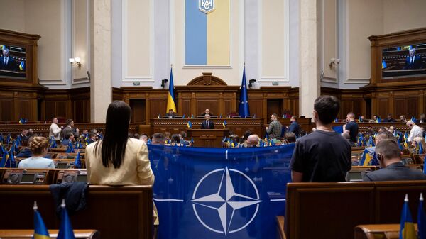 Tổng thư ký NATO Jens Stoltenberg (C) phát biểu trước các nhà lập pháp Ukraina tại quốc hội trong chuyến thăm Ukraina trong bối cảnh Nga xâm lược Kiev vào ngày 29 tháng 4 năm 2024. - Sputnik Việt Nam