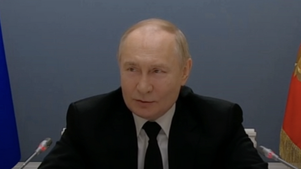 Vladimir Putin nói chuyện với một gia đình đông con ở thành phố Mariupol - Sputnik Việt Nam