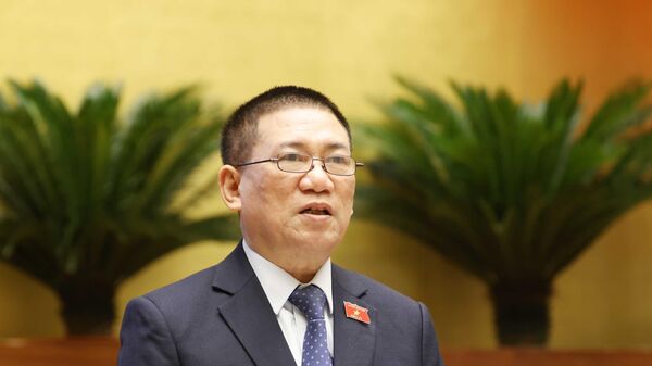 Bộ trưởng Bộ Tài chính Hồ Đức Phớc phủ trình bày Báo cáo quyết toán ngân sách nhà nước năm 2022.  - Sputnik Việt Nam