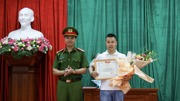 Hà Nội khen thưởng công dân cõng 2 người thoát khỏi đám cháy - Sputnik Việt Nam