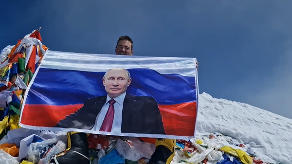 Vladimir Putin trên đỉnh Everest: một nhà leo núi giăng lá cờ in hình Tổng thống Nga - Sputnik Việt Nam