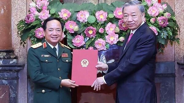 Chủ tịch nước trao Quyết định bổ nhiệm chức vụ Chủ nhiệm Tổng cục Chính trị QĐND cho Thượng tướng Trịnh Văn Quyết - Sputnik Việt Nam