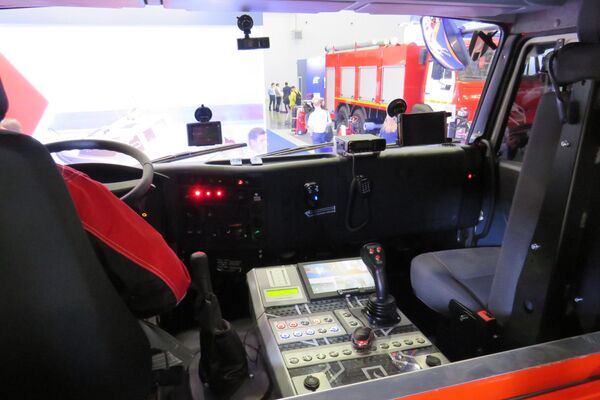 Bảng điều khiển thiết bị chữa cháy của xe AC - 3.2-40 4 từ ghế chỉ huy tổ lái - Sputnik Việt Nam