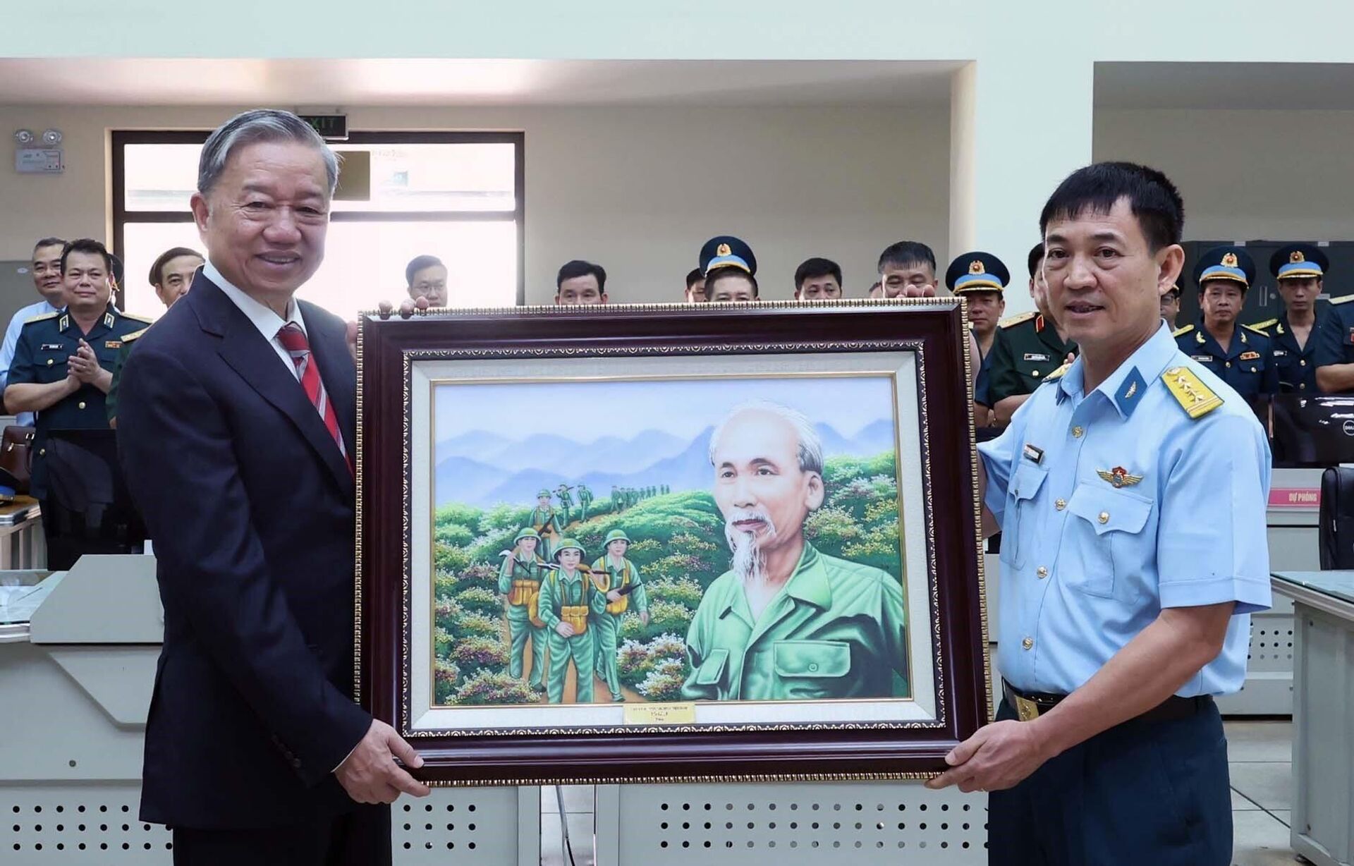 Chủ tịch nước Tô Lâm thăm và làm việc tại Bộ Tư lệnh Quân chủng Phòng không-Không quân - Sputnik Việt Nam, 1920, 03.06.2024