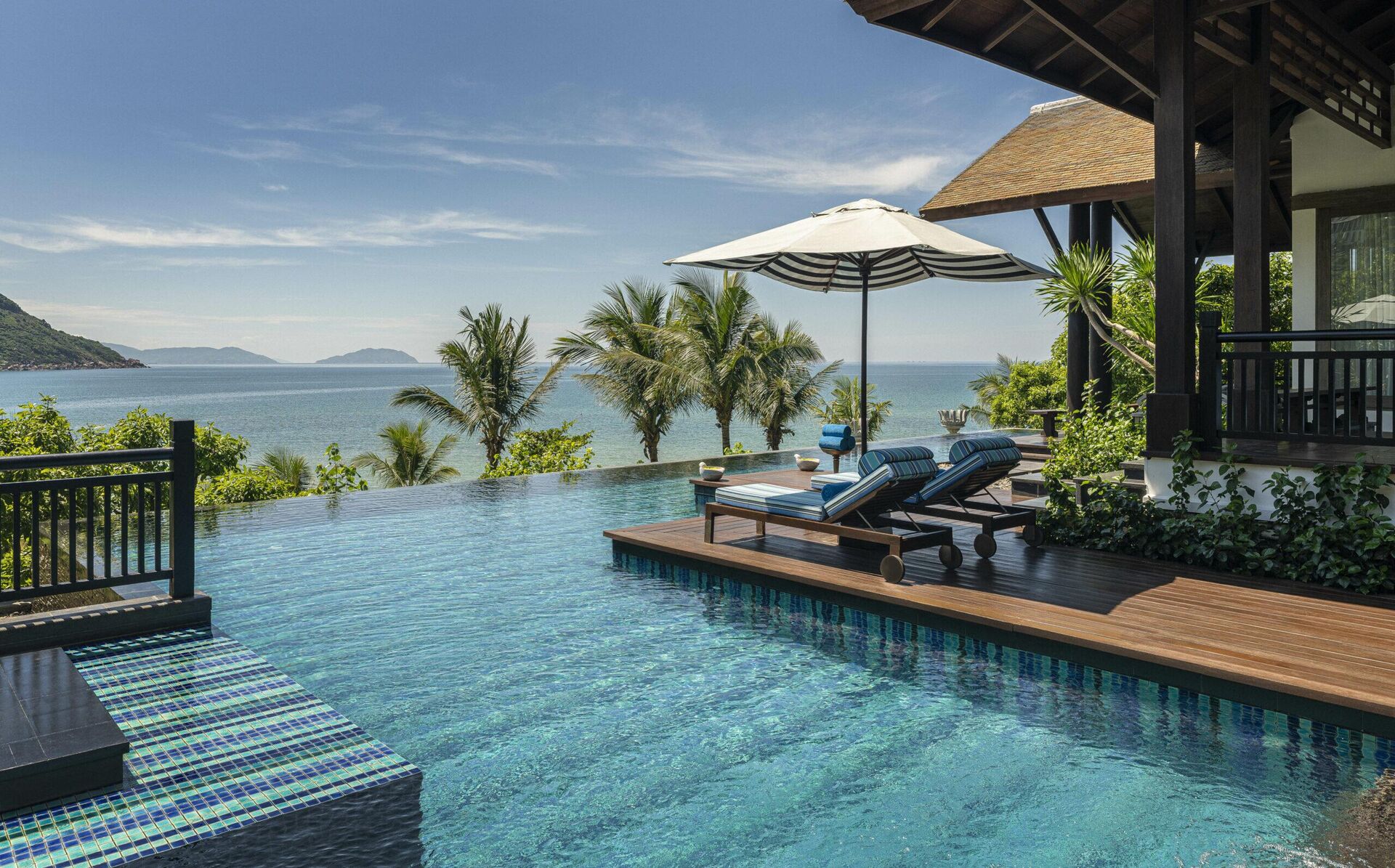 Hồ bơi tại khách sạn InterContinental Danang Sun Peninsula Resort - Sputnik Việt Nam, 1920, 05.06.2024