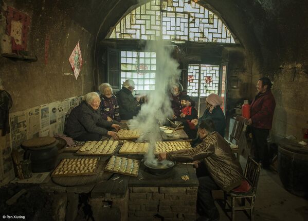 New Year in Old Cave Dwelling của nhiếp ảnh gia Trung Quốc Ren Xiuting, người chiến thắng hạng mục Food for the Family cuộc thi 2024 Pink Lady® Food Photographer of the Year - Sputnik Việt Nam