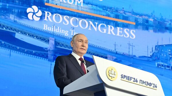 Tổng thống Nga Putin phát biểu tại phiên họp toàn thể SPIEF-2024 - Sputnik Việt Nam