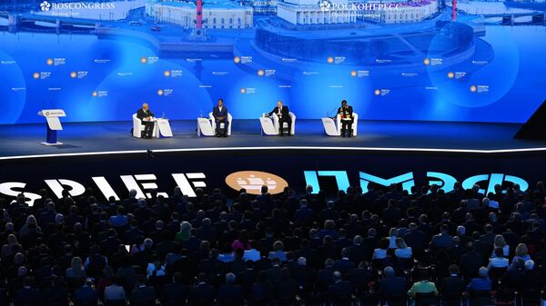 Tổng thống Nga Putin phát biểu tại phiên họp toàn thể SPIEF-2024 - Sputnik Việt Nam