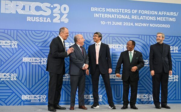 Các Bộ trưởng Ngoại giao trong buổi chụp ảnh chung với những người tham gia cuộc họp Bộ trưởng Ngoại giao BRICS ở Nizhny Novgorod - Sputnik Việt Nam