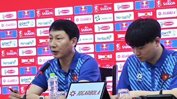 Huấn luyện viên Kim Sang Sik của Đội tuyển Việt Nam trả lời các câu hỏi tại buổi họp báo. - Sputnik Việt Nam