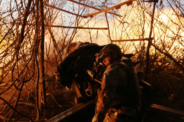 Hoạt động tác chiến của lính pháo từ Lữ đoàn xạ kích cơ giới số 27 thuộc Quân đoàn Xe tăng Cận vệ số 1 của nhóm &quot;Phía Tây&quot; - Sputnik Việt Nam
