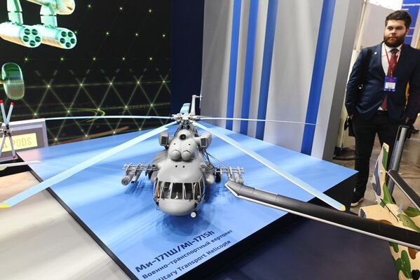 Mô hình trực thăng vận tải quân sự Mi-171 Sh trong gian hàng của công ty Rosoboronexport tại Triển lãm quốc tế lần thứ XVII về công nghiệp trực thăng HeliRussia, Trung tâm triển lãm quốc tế &quot;Crocus Expo&quot; - Sputnik Việt Nam