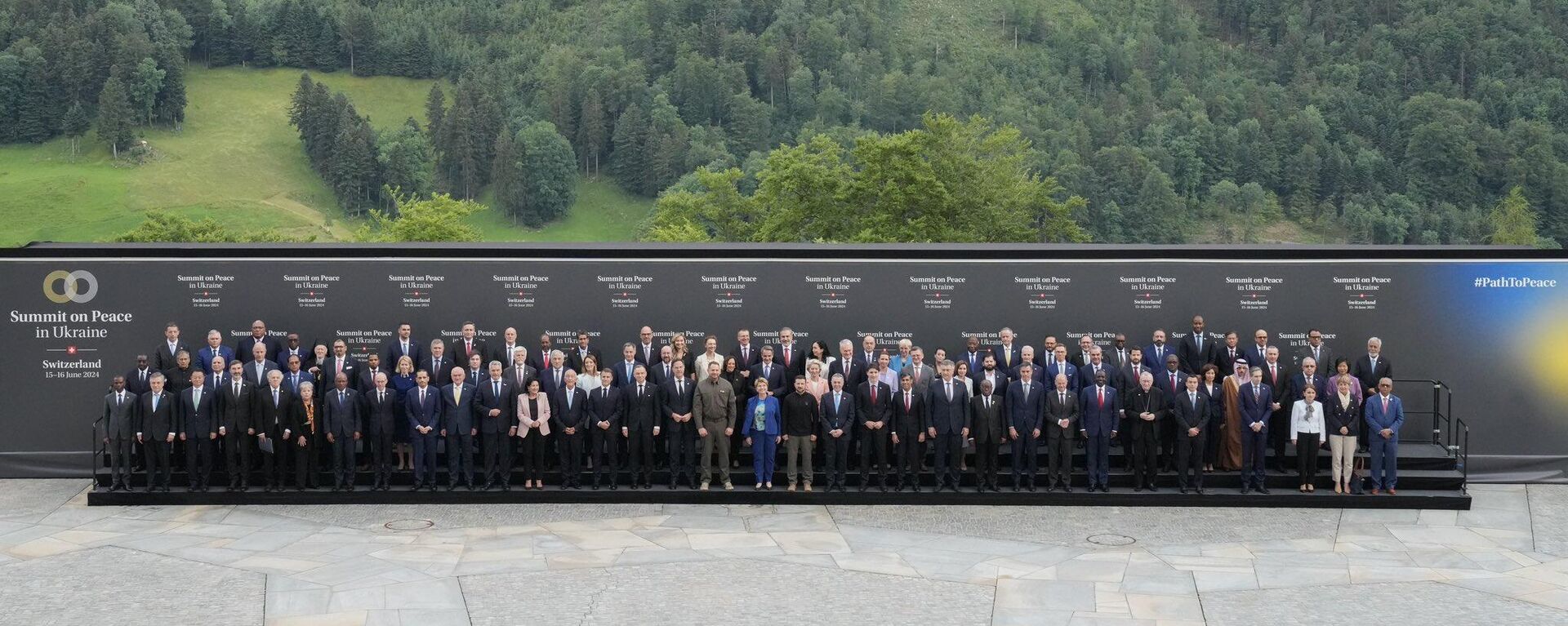 Hình ảnh chung của các đại biểu tham dự hội nghị thượng đỉnh về Ukraine ở Thụy Sĩ - Sputnik Việt Nam, 1920, 16.06.2024