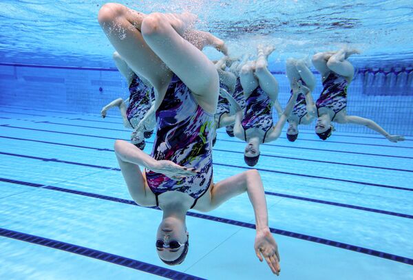Các vđv của đội tuyển quốc gia Belarus trong buổi tập bơi đồng bộ tại Thế vận hội BRICS ở Kazan - Sputnik Việt Nam