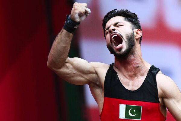 Vđv Sultan Haider (Pakistan) trong cuộc thi cử tạ ở hạng cân lên tới 61 kg tại BRICS Games ở Kazan - Sputnik Việt Nam