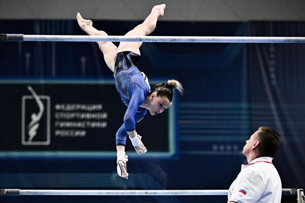 Nữ vđv Kristina Shapovalova (Nga) thực hiện các bài tập trên xà lệch trong cuộc thi toàn năng cá nhân ở môn thể dục nghệ thuật nữ tại BRICS Games ở Kazan - Sputnik Việt Nam