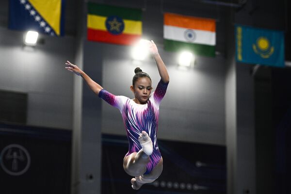 Vđv Sasiwimon Mueangphuan (Thái Lan) biểu diễn trên xà trong trận chung kết thể dục nghệ thuật nữ tại BRICS Games ở Kazan - Sputnik Việt Nam